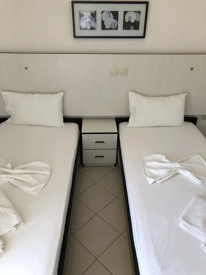 Rondos Hotel Himarë 3*,